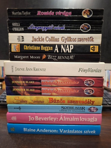 Jackie Collins, Jayne Ann Krentz, Christiane Heggan, Sindey Lawrence, Jennifer Blake, Sheila O'Hallion, Sophie Kerr, Blaine Anderson, Jo Beverley Margaret Moore - 11 db Romantikus k�tet, K�NYVMENT� AJ�NLAT: B�zz bennem, Gyilkos szeret�k, F�ny Var�zs, A nap, B�n�s szenved�ly, Kir�lyi szenved�ly I-II., L�ngragy�lt sz�vek, Ront�s vir�ga, Lid�rces h�zass�g, Var�zslatos sz�vek,  �lmaim lovag