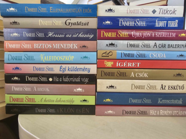 Danielle Steel - 20db-os Danielle Steel knyvcsomag: Ellenllhatatlan erk, Gyalzat, Hossz az t hazig, Biztos menedk, Kaleidoszkp, gi kldemny, Ha a hbornak vge, A birtok, A kettes lakosztly, A kln s n, Titkok, ldott teher, jra j