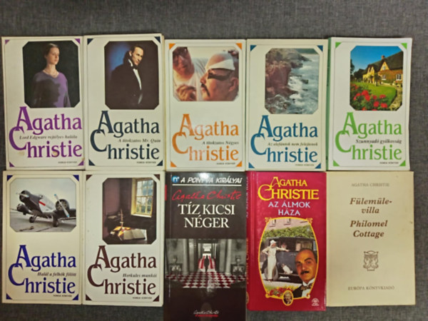 Agatha Christie - (10db) Agatha Christie krimi könyvcsomag: Szunnyadó gyilkosság / Az elefántok nem felejtenek / A titokzatos Négyes / A titokzatos Mr. Quin / Lord Edgware rejtélyes halála / Halál a felhők fölött / Herkules munkái / Tíz kicsi néger / Az