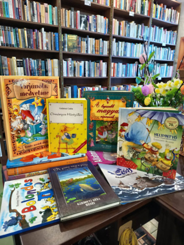 Mesek�nyv csomag 11 darabos K�NYVMENT� AJ�NLAT: 3 perces �llatmes�k,  A Holl�kir�ly �s m�s mes�k, Var�zslatos mesevil�g 1., Varj�n�ta, medvet�nc (Versbe szedett �llatkert), A legszebb magyar n�pmes�k, Bolondos ABC, �llatmes�k, Or