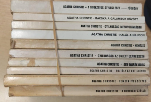 Agatha Christie csomag:A titokzatos stylesi eset - Fggny + Macska a galambok kztt + Gyilkossg Mezopotmiban + Hall a Nluson + Nemezis + Gyilkossg az Orient Expresszen + Egy mark rozs + Rejtly az Antillkon + Temetni veszlyes