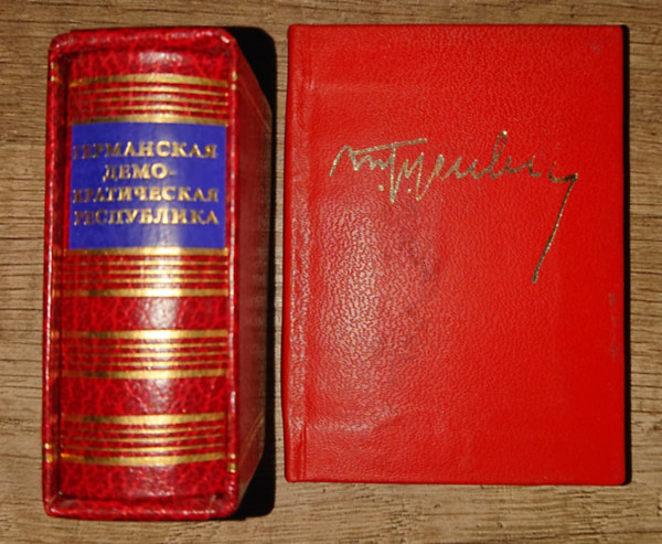 2 db orosz nyelv� sz�p ki�ll�t�s� minik�nyv a szovjetid�kb�l