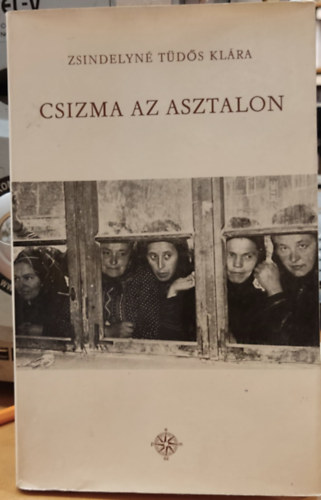 Csizma az asztalon