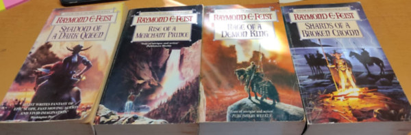4 db Raymond E. Feist: The Serpentwar Saga: Shadow of a Dark Queen; Rise of a Merchant Prince; Rage of a Demon King; Shards of a Broken Crown
