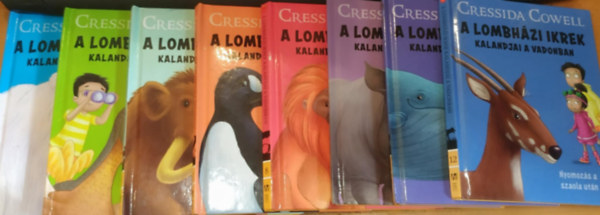 Cressida Cowell - Artful Doodlers  (illusztrci) - 8 db A Lombhzi ikrek kalandjai a vadonban: A jegesmedve nyomban; Dodexpedci; Sta a gyapjas mamuttal; Tallka az ris alkval; Mka a majommal; Futs az orrszarv utn; Blnanzben; Nyomozs a szaola utn