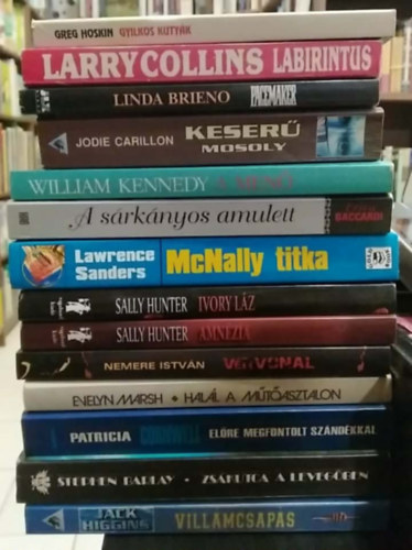 Jack Higgins, Stephen Barlay, Patrizia Cornwell, Evelyn Marsh, Nemere Istv�n, Sally Hunter, Lawrence Sanders, Erica Baccardi, William Kennedy, Jodie Carillon, Linda Brieno, Larry Collins, Greg Hoskin - 14 db-os K�NYVMENT� AJ�NLAT, krimi: Vill�mcsap�s+ Zs�kutca a leveg�ben+ El�re megfontolt sz�nd�kkal+ Hal�l a m�t�asztalon+ V�rvonal+ Amn�zia+ Ivory l�z+ McNally titka+ A s�rk�nyos amulett+ A men�+ Keser� mosoly+ Pacemaker+ Labirin