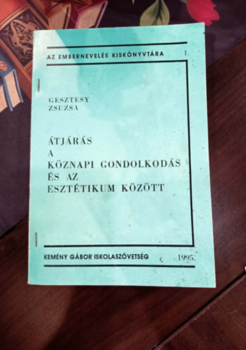 �tj�r�s a k�znapi gondolkod�s �s az eszt�tikum k�z�tt. Komplex m�v�szeti gyakorlatok gy�jtem�nye 6-12 �vesek sz�m�ra .