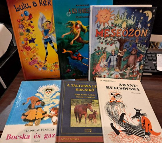 6 db-os mesek�nyv K�NYVMENT� AJ�NLAT: A kis hable�ny �s m�s mes�k, Mese�z�n, Bocska �s gazd�ja, Aranykulcsocska, A t�ltoss� lett kiscsik�, Lulu, a k�k t�nd�r