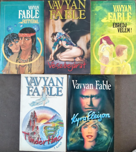 Vavyan Fable - (5db) Vavyan Fable knyvcsomag: Fattydal / Vszbejrat / bredj velem! / Tndrtnc 1. / Kyra Eleison