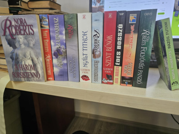 11db Nora Roberts k�tet, K�NYVMENT� AJ�NLAT: A h�rom istenn�+ Korallz�tony+ Az udvarh�z+ Biztons�gos kik�t�+ Ny�lt titkok+ Holdfogyatkoz�s+ Szent b�n�k+ �des bossz�+ Ny�ri szerelmek+ Foly�v�g panzi�+ R�z�s futam
