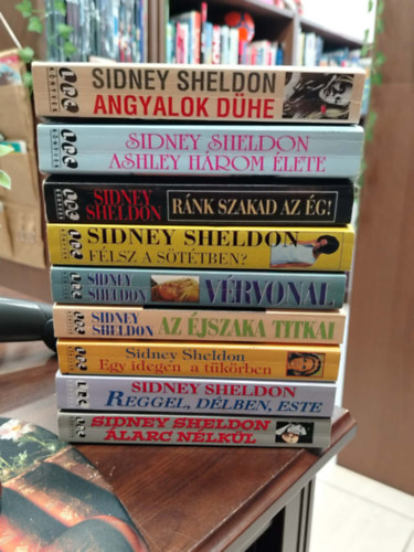 Sidney Sheldon - KÖNYVMENTŐ AJÁNLAT, 9 db. Sidney Sheldon rajngóknak. Angyalok dühe, Ashley három élete, Ránk szakad az ég!, Félsz a sötétben?, Vérvonal, Az éjszaka titkai, Egy idegen a tükörben, Reggel, délben, este, Álarc nélkül