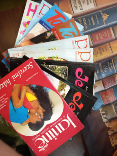 Romantikus k�nyvcsomag 9 darabos K�NYVMENT� AJ�NLAT: �gy is kellesz!, A szenved�ly �s a szerelm reg�nye, Aki vadul szeret, A boldogs�g szigete (Tanga),  D�ltengeri �lmok, Esk�v� helyett, A vigaszd�j neve Ray,Velem nem, Tarzan! (Jenny),