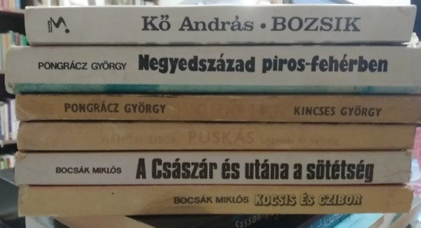 6 db-os K�NYVMENT� AJ�NLAT, labdar�g�s: Kocsis �s Czibor+ A Cs�sz�r �s ut�na a s�t�ts�g+ Pusk�s - Legenda �s val�s�g+ Negyedsz�zad piros-feh�rben+ Bozsik+ Ferde f�k - Tichy Lajos �letreg�nye