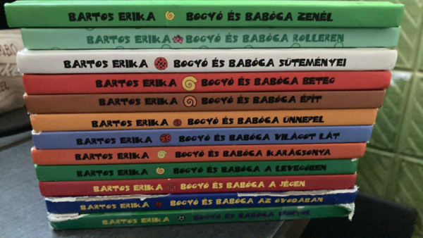 12 db Bogy s Babca: Zenl, A rolleren, Stemnyei, Beteg, pt, nnepel, Vilgot lt, Karcsonya, A levegben, A jgen, Az vodban, Sportol