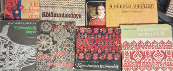 Ktmunka knyvcsomag (8 darab)  Kzimunkzk knyve; Csillagmintk szalagmintk; Keresztszemes kzimunkk; Keresztszemes kzimunkk; Olasz kttt modellek '89; A hmzs varzsa; Ktmintaknyv; Hzi szabs-varrs knyve