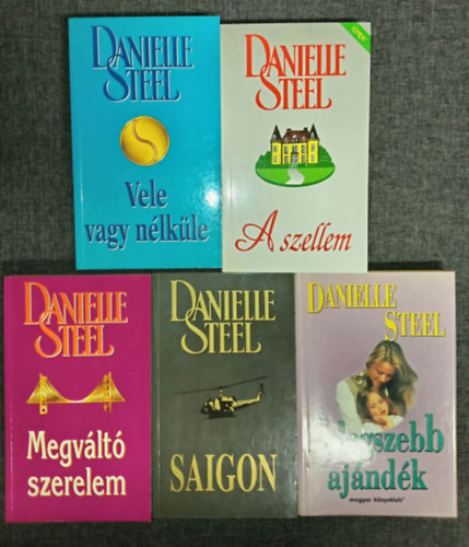 (5db) Danielle Steel romantikus k�nyvcsomag: Vele vagy n�lk�le / A szellem / Megv�lt� szerelem / Saigon / A legszebb aj�nd�k