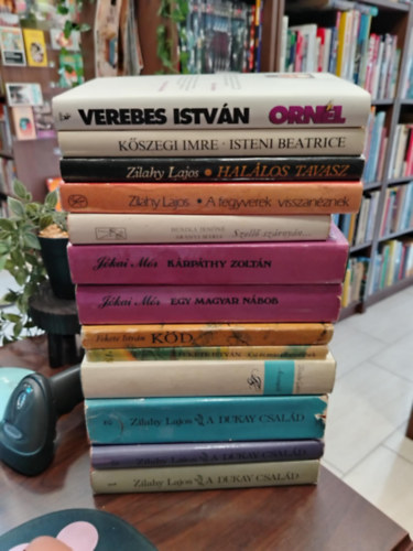 Verebes Istv�n K�szegi Imre Zilahy Lajos Zilahy Lajos Huszka Jen�n� Aranyi M�ria J�kai M�r J�kai M�r Fekete Istv�n Fekete Istv�n Zilahy Lajos Zilahy Lajos Zilahy Lajos - K�NYVMENT� AJ�NLAT, 9 db magyar szerz�k: Orn�l, Isteni Beatrice, Hal�los tavasz, A fegyverek visszan�znek, Szell� sz�rny�n..., K�rp�thy Zolt�n, Egy magyar n�bob, Cs� �s m�s elbesz�l�sek, A Dukay csal�d 1-3, Aranyid�