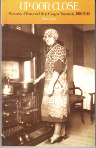 Up Oor Close: Memories of Domestic Life in Glasgow Tenements, 1910-1945 (White Cockade)