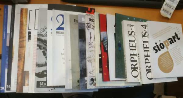22 db irodalmi folyóirat, vegyes kiadványok, szórványszámok, lapszámok az adatlapon (Orpheus, Apokrif, Tiszatáj, Műhely, stb.)