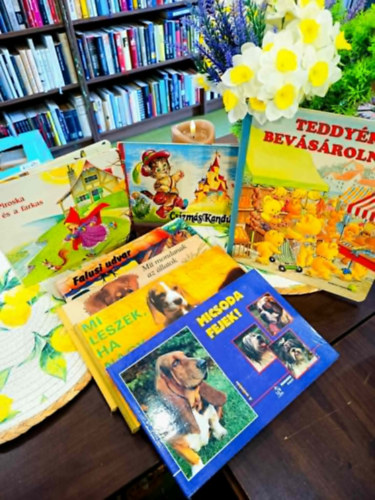 Leporell� k�nyvcsomag 7 darabos K�NYVMENT� AJ�NLAT : Piroska �s a farkas, Micsoda fejek!, Mi leszek, ha nagy leszek?, Mit mondanak az �llatok, Teddy�k bev�s�rolnak, Csizm�s kand�r, Falusi udvar