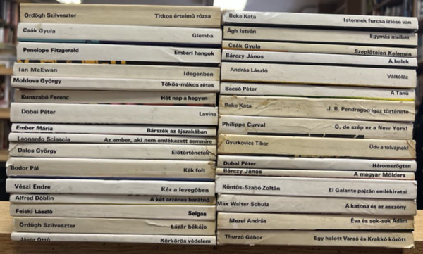 31 db RaRe knyv: Titkos rtelm rzsa, Glemba, Emberi hangok, Idegenben, Tks-mkos rtes, Ht nap a hegyen, Eltrtnetek, Kk folt, Lavina, Brszk az jszakban, Az ember, aki nem emlkezett semmire, Kz a levegben, A kt a