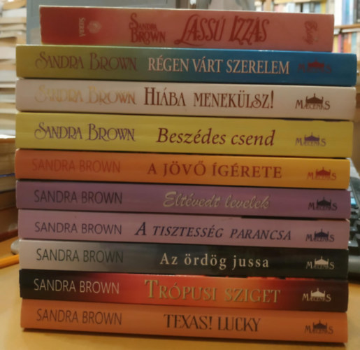 10 db Sandra Brown: Lass izzs; Rgen vrt szerelem; Hiba meneklsz! Beszdes csend; A jv grete; Eltvedt levelek; A tisztessg parancsa; Az rdg jussa; Trpusi sziget; Texas! Lucky