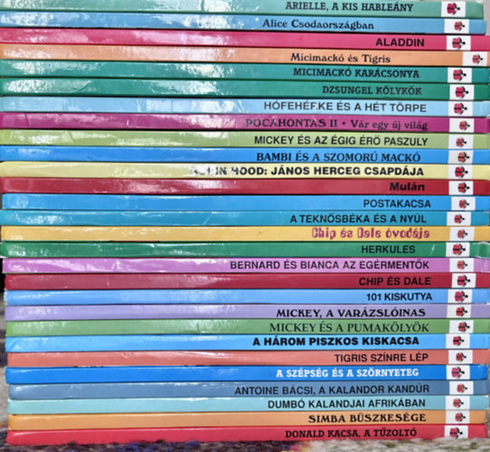 28 db Disney k�nyvklub: Arielle, a kis hable�ny, Alice Csodaorsz�gban, Aladdin, Micimack� �s Tigris, Micimack� kar�csonya, Tigris sz�nre l�p, Dzsungel k�lyk�k, H�feh�rke �s a h�t t�rpe, Pocahontas II: v�r egy �j vil�g, Mickey �s a