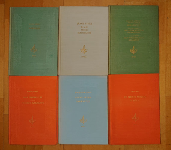 6 k�tet klasszikus k�telez� olvasm�nyokkal: Szent P�ter eserny�je, Rab ember fiai / �s m�gis mozog a f�ld 2., J�nos vit�z, Robinson, Don Quijote, Gulliver utaz�sa Lilliputban, M�nchhausen b�r� kalandjai