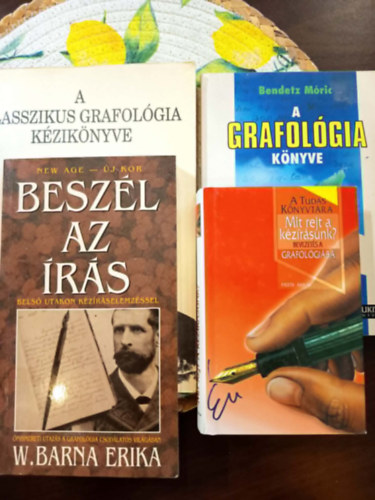 Grafol�gia k�nyvcsomag 4 darabos k�nyvcsomag: A klasszikus grafol�gia k�zik�nyve, Besz�l az �r�s, A grafol�gia k�nyve, Mit rejt a k�z�r�sunk? Bevezet�s a grafol�gi�ba