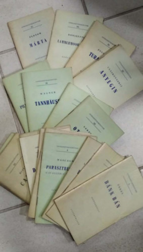 20 db Operasz�vegk�nyvek 1-4., 7, 9, 13-16, 18, 19, 21, 23, 25, 26, 29, 31, 34, 37 - B�nk B�n, Faust, Bajazz�k, Parasztbecs�let, A trubad�r, Traviata, Don Carlos, Tosca, Carmen,Var�zsfuvola, Otello, Aida, Tannhauser, Pillang�kisasszony, Anye