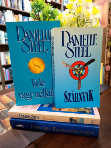Danielle Steel k�nyvcsomag 4 darabos K�NYVMENT� AJ�NLAT: Sz�rnyak, Vele vagy n�lk�le, Palomino, Ellen�llhatatlan er�k