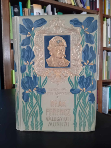 De�k Ferencz v�logatott munk�i  -12 fekete-feh�r, eg�sz oldalas fot�val, reprodukci�val illusztr�lt. A bor�t� dombornyomott portr�val d�sz�tve.  Aranyozott, sz�nezett kiad�i eg�sz v�szonk�t�s, saj�t k�ppel.