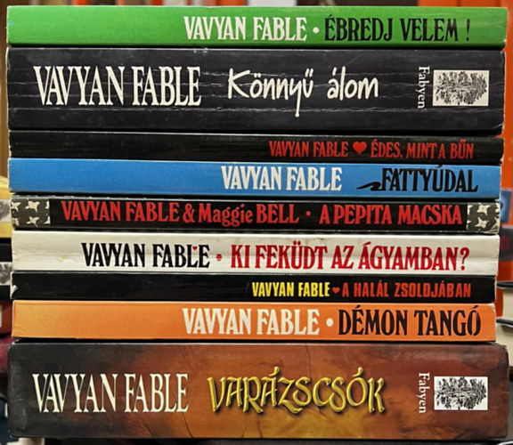 9 db Fable k�nyv: �bredj velem!, K�nny� �lom, �des, mint a b�n, Fatty�dal, A pepita macska, Ki fek�dt az �gyamban?, A hal�l zsoldj�ban, D�mon tang�, Var�zscs�k,