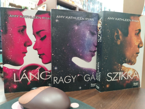 Amy Kathleen Ryan - Ragyog�s-tril�gia 1-3. (Ragyog�s, Szikra, L�ng)