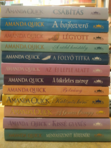 Amanda Quick - 12 db Amanda Quick: Cs�b�t�s; A bajkever�; L�gyott; A z�ld krist�ly; A foly� titka; Az �j leple alatt; A t�k�letes m�reg; Botr�ny; K�l�n�s k�r�; A Gonosz �zvegy; Kiss� gyan�s; Menyasszonyt b�reln�k!
