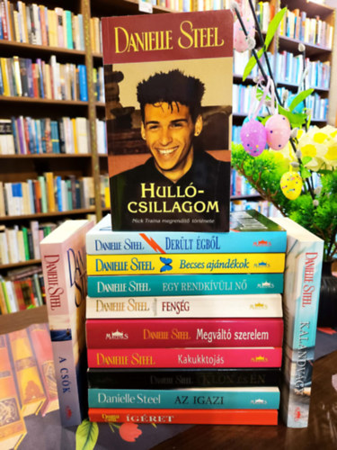Danielle Steel k�nyvcsomag 12 darabos K�NYVMENT� AJ�NLAT: Az igazi, �g�ret, A kl�n �s �n, Kakukktoj�s, Megv�lt� szerelem, Fens�g, Egy rendk�v�li n�, Becses aj�nd�kok, Der�lt �gb�l, A cs�k, Hull�csillagom, Kalandv�gy
