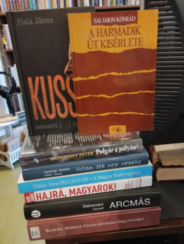 Magyar politika 8 darabos knyvcsomag KNYVMENT AJNLAT: Politikai pluralizmus Magyarorszgon, Arcms, Hajr, magyarok!, Fellegvr-A Magyar Rdi regnye, Volna itt egy orszg, Polgr a plyn, A harmadik t ksrlete, Kuss