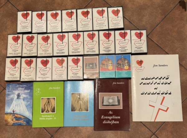 5 m� Jim Sanders toll�b�l �s 24 db kazetta a tan�t�saival. K�nyvek: Hited megtartott t�ged, Az Evang�lium di�h�jban, Im�ds�gok a Biblia alapj�n I.-II., Alapvet� tan�t�sok a Bibli�b�l. Kazett�k: Gy�gyul�sr�l 1-6, Szeretet Isten