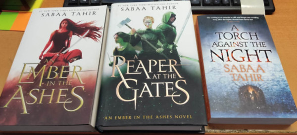 3 db Sabaa Tahir: An Ember in the Ashes + A Reaper at the Gates + A Torch Against the Night