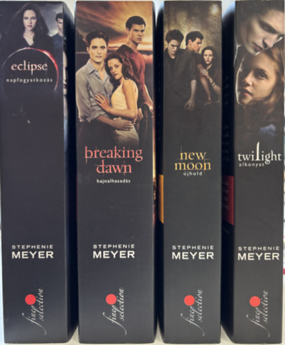 Twilight Saga I-IV. (Alkonyat + �jhold + Napfogyatkoz�s + Hajnalhasad�s)