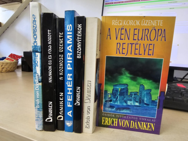 7db Dniken ktet, KNYVMENT AJNLAT: Stt kkorszak?+ Kalandok g s fld kztt+ A kozmosz zenete+ A fehr piramis+ Bizonytkok+ jabb jelek a kozmoszbl+ A vn Eurpa rejtlye
