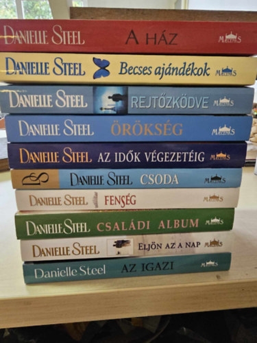 10db Danielle Steel, knyvcsomag: Az igazi, Eljn az a nap, Csaldi album, Fensg, Csoda, Az idk vgezetig, rksg, Rejtzkdve, Becses ajndkok, A hz,