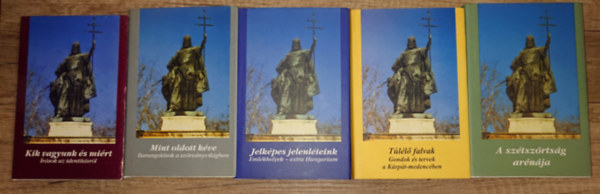 A H�rtalan haz�ban c�m� k�nyvsorozat 5 k�tete: Kik vagyunk �s mi�rt, Mint oldott k�ve, Jelk�pes Jelenl�teink, T�l�l� falvak, A sz�tsz�rts�g ar�n�ja