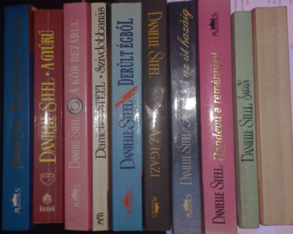 Danielle Steel knyvcsomag (10 darab) Szerelmes nyrut, Az igazi, Hossz az t hazig, Randev a remnnyel, Saigon, Derlt gbl, Szvdobbans, A gyr, A kr bezrul, Ellenllhatatlan erk