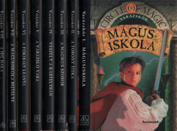 Debra Doyle �s James D. Macdonald - Var�zsk�r I-VIII. (M�gusiskola + A torony titka + A m�gikus szobor + Vesz�ly a kast�lyban + A var�zsl� v�ra + A f�kir�ly le�nya + A m�gusiskola rejt�lye + A j�g dala)