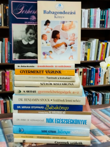 Baba- mama k�nyvcsomag 14 darabos K�NYVMENT� AJ�NLAT: Gyermek sz�letik, Terhesk�nyv, Terhess�g h�tr�l h�tre, K�nyv n�knek, N�k eg�szs�gk�nyve, Az eg�szs�ges n�, Babak�nyv, Sz�l�nek lenni neh�z, Gyermekbetegs�gek A-Z, Sz�l�k