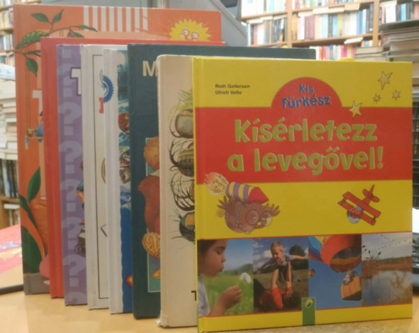 8 db ismeretterjeszt� gyerekeknek: K�s�rletezz a leveg�vel!; Tal�lm�nyok k�nyve; Minden napra egy k�rd�s; 101 meglepet�s �gyeskedj!; Tudod-e? (A k�balt�t�l a mikroprocesszorig); Term�szeti jelens�gek; Sz�rakoztat� k�s�rletek; Tudo
