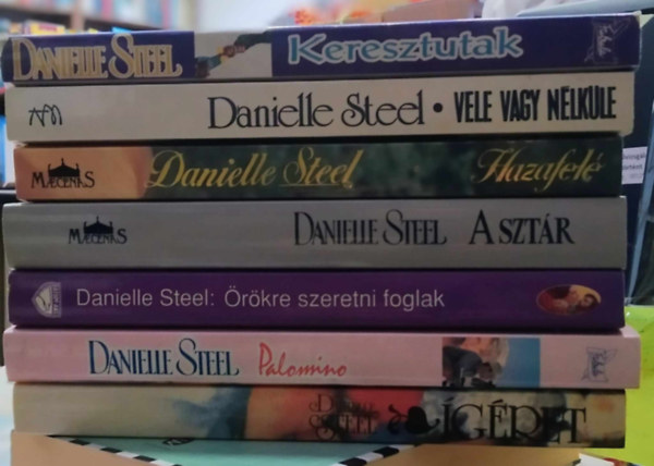 Danielle Steel - 7 db Danielle Steel knyv: gret+Palomino+rkre szeretni foglak+A sztr+Hazafel+Vele vagy nlkle+Keresztutak