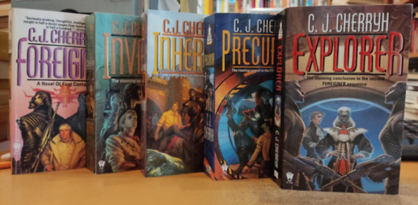 C. J. Cherryh - 5 db J. R. Cherryh: Foreigner (I) + Invader (II) + Inheritor (III) + Precursor (IV) + Explorer (VI)