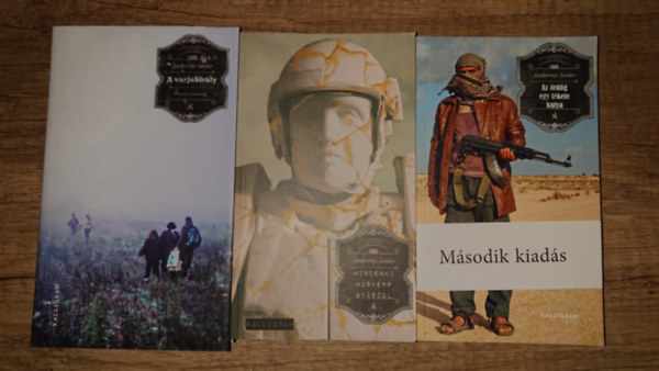 3 kiv�l� k�nyv J�szber�nyi S�ndort�l: A varj�kir�ly, Mindenki m�sk�pp gy�szol, Az �rd�g egy fekete kutya